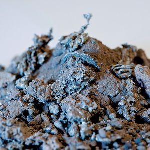 Zinkasche, die am Zinkkessel zunächst als Abfall anfällt, wird systematisch gesammelt und auf einer eigenen Linie einer Zinkaufbereitungsfirma wiederverwertet.