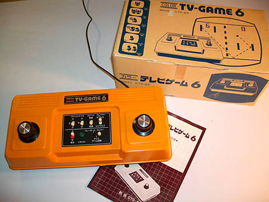 Die in Zusammenarbeit mit Mitsubishi Electric entwickelte Spielkonsole TV-Game 6 erschien a, 1. Juni 1977 ausschließlich in Japan. Wie der Name andeutet, enthielt das Gerät sechs Spiele, die auf einem angeschlossenen TV-Gerät ausgegeben werden konnten. Bei den Spielen mit Titeln wie Tennis, Hockey oder Volleyball handelte es sich allesamt um Variationen des Videospiel-Urklassikers Pong. Offiziell verkaufte Nintendo das TV-Game 6 und das fast zeitgleich erschienene Modell TV-Game 15 jeweils 1.000.000 Mal. Durch die Reihe stieg das Unternehmen schnell zum Konsolenmarktführer in Japan auf. (Bild: Vinelodge, via Wikimedia Commons)