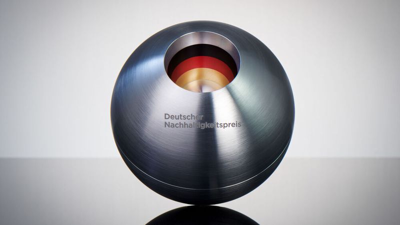 19. Deutscher Nachhaltigkeitspreis 2026: Der Award für die Sieger.(Bild:  Frank Fendler)