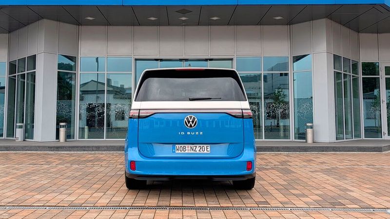 Immerhin führt die klassische Gestaltung des ID Buzz zu einigermaßen großen Glasflächen und damit zu besserer Übersicht, als sie viele andere moderne Autos zu bieten haben. (Bild: Rosenow – VCG)
