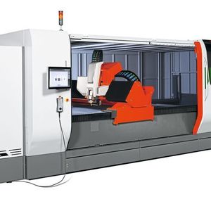 Blick in den Arbeitsraum der Bystar Fiber mit 12-kW-Laserschneidkopf.