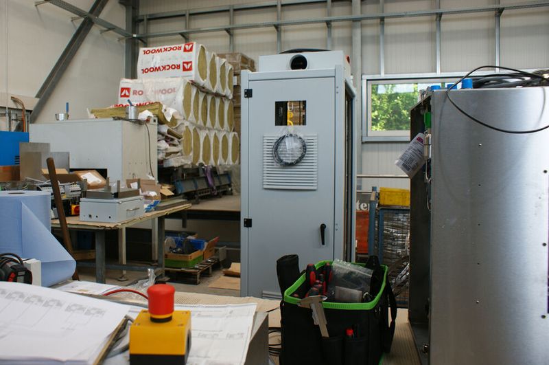 Im Bild: Die jüngste Entwicklung im Bereich Elektrolyserahmenmodul; es besitzt 2 Fächer à 19“ x 39 Höheneinheiten, es besitzt einen zweisietigen Zugang mit Türen, die bis zu 180 Grad geöffnet werden können und die optional mit Pxeigalseinsätzen zu vesehen sind. Die Standardausführung hat höhenverstellbare Standfüße, doch auf Wunsch lassen sich auch Rollen anbringen.  (Bild: Ulrike Ostler)