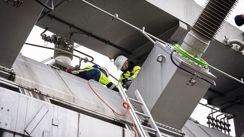 Das Forschungsteam bei der Installation seines Messsystems für Feldtests. Mit faseroptischen Stromsensoren lassen sich Gleichströme in einem Umspannwerk erfassen.(Bild:  EMS - TU Graz)