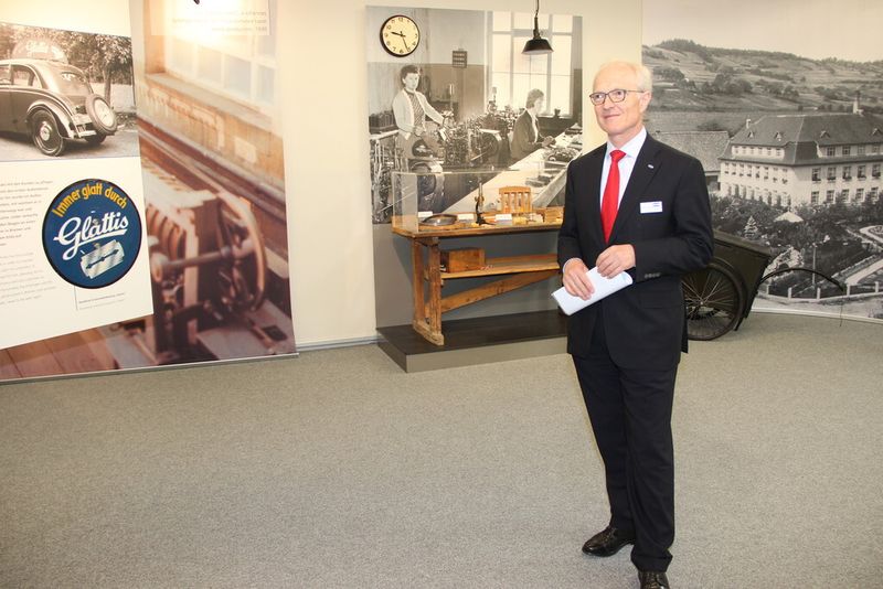 Dr. Kurt Schmalz führt durch interessante Punkte der Schmalz-Historie. (Bild: Sonnenberg)