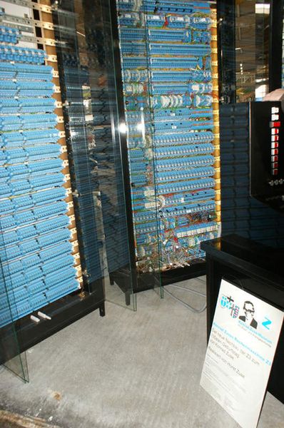 Die Schaltungen des Zuse-Computers sind in in übermanngroßen Schränken untergebracht (Bild: Ostler)