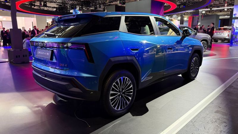 Das Auto reiht sich optisch in das Markendesign ein, ist aber etwas kantiger als die größeren Omoda-Modelle. (Bild: Wehner - VCG)
