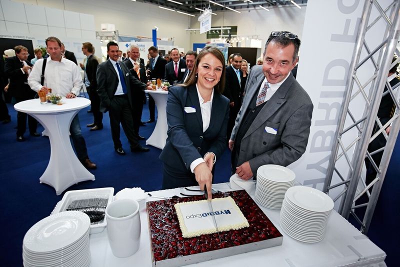 Spaten...sorry Kuchenanstich zur ersten Hybrid Expo in Stuttgart durch die Veranstalter....das Event war klein, aber ein voller Erfolg, wie Reed Exhibitions betont. Die Mini-Messe hatte Verfahrenstechnik und Know-how von Bauteilen, die aus verschiedenen Werkstoffen gefertigt werden müssen, zum Schwerpunkt. Ein Hauptthema war der Kunststoff-Metall-Verbund... (Bild: Reed Exhibitions)