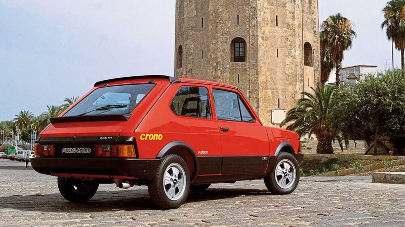 Der Fura ist eine kleine drei- oder fünftürige Kombilimousine, die Seat ab Anfang 1982 als Weiterentwicklung des 127 baute (Derivat Fiat 127). Aufgrund der Übernahme durch den VW-Konzern wurde das Modell umbenannt und ab 1982 mit einer neuen Front- und Heckpartie versehen. Ende 1985 wurde die Produktion des Seat Fura eingestellt. Zusammen mit seinem Vorgänger war er das erfolgreichste Modell (über 1,3 Millionen Exemplare) des spanischen Autoherstellers.  (Bild: Seat)