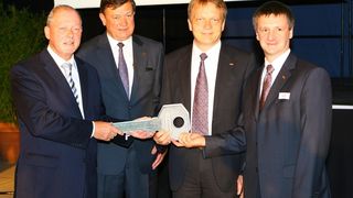 Symbolische Schlüsselübergabe an die neuen Hausherren der Akademie. Dr. Ralf-Hendrik Steinkühler (2.v.r.) und Martin Hoy (r.) durch Bernd Heilmann (2.v.l.), Hako-Geschäftsführer Marketing und Vertrieb und Rainer Wiegard (links), Finanzminister Schleswig-Holstein; Bild: Hako (Archiv: Vogel Business Media)