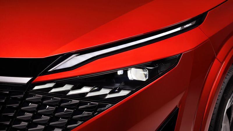 Die neuen Scheinwerfer verfügen nun über ein adaptives Fernlichtmodul und eine kleinere Einheit für eine breitere Lichtverteilung. (Bild: Nissan)