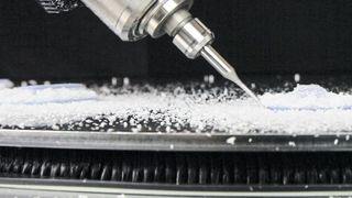 Bei Klement fräst ein Denso-Roboter Kunststoffteile für die moderne Medizintechnik. (Klement)