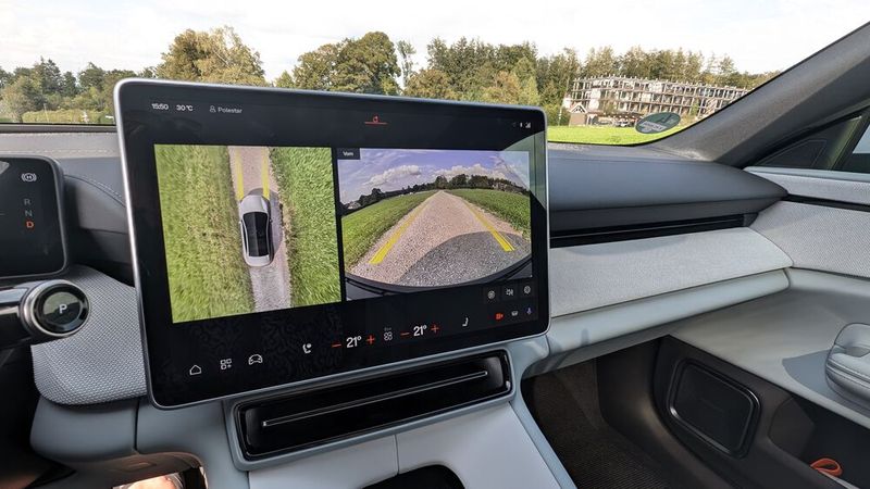Der 15,4 Zoll große, querformatige Touchscreen liefert gestochen scharfe Bilder. Die Bedienung braucht aufgrund der riesigen Menge an Funktionen, die über den zentralen Bildschirm gesteuert werden, trotz einer sinnvollen Anordnung und Schnelltasten recht viel Aufmerksamkeit. Unter anderem lässt sich darüber auch das Lenk- und Federungsgefühl einstellen. Beim One-Pedal-Driving gibt es drei Stufen: Standard, Niedrig und Aus. Beim Infotainment setzt Polestar auf Google. (Bild: Mauritz – VCG)