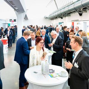 31 Dienstleister für das Gebrauchtwagengeschäft präsentierten sich auf der begleitenden Ausstellung „ReMa Expo“.(Bild:  Stefan Bausewein)