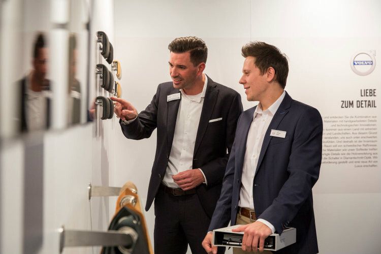 Auch verschiedene Lederoptionen für den Innenraum können die Besucher der  Veranstaltungen in Augenschein nehmen und anfassen. Die Roadshow tourt durch Offenbach, Ilsede, Hamburg, Essen, Bielefeld, Köln, Böblingen, Dresden und Berlin. (Foto: Volvo)