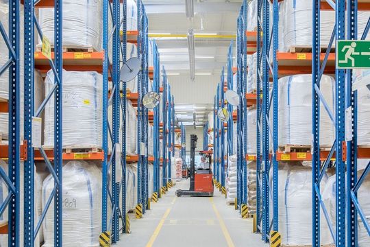 (Die Suchzeiten im Lager wurde seit der Einführung von „Pilot:MES“ von Felten drastisch reduziert. Quelle: Felten)