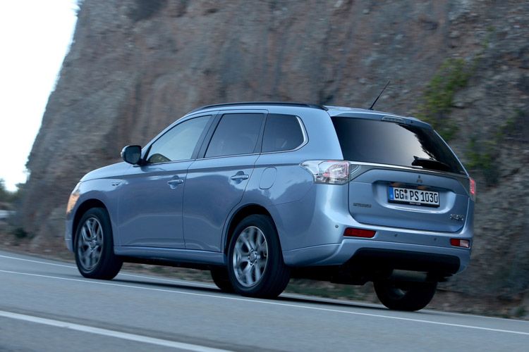 Die jeweils 60 kW/82 PS starken Aggregate sitzen auf Vorder- beziehungsweise Hinterachse und bilden so – als gewünschten Nebeneffekt – einen Allradantrieb. (Foto: Mitsubishi)