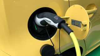 Angebot und Nachfrage bei Elektroautos steigen. Nun kommt es auf eine ausreichende Zahl an Ladepunkten an. (Bild: Grimm/»kfz-betrieb«)