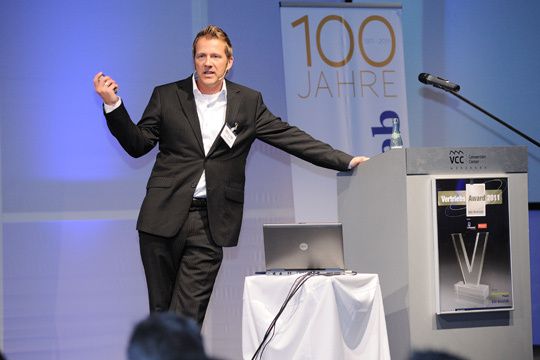 Frank Mühlenbeck weihte die Besucher der Award-Verleihung in die Geheimnisse von Social Media ein. (Archiv: Vogel Business Media)