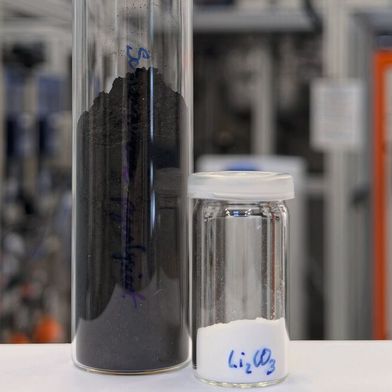 Schwarzmasse aus dem Inneren von Lithium-Ionen Batterien (links) und das mittels COOL-Verfahren aus Schwarzmasse extrahierte hochreine  Lithiumcarbonat (rechts). (Bild: Fraunhofer IKTS)