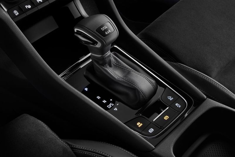 Das SUV wird serienmäßig mit elektronischer Parkbremse und optional mit 4×4-Antrieb sowie 7-Gang-DSG angeboten. (Skoda)