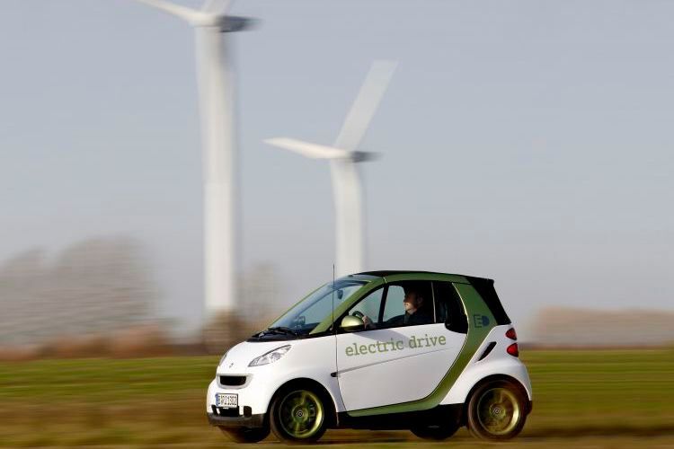 Bis sich die Stuttgarter an einen Stromer wagten, dauerte es. Ab 2006 experimentierten die Ingenieure mit dem Smart ED, richtig in Serie ging der E-Smart erst 2012. (Bild: Daimler)