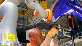 In Köln werden die Mitarbeiter nun kollaborierend von Robotern unterstützt. (Ford)