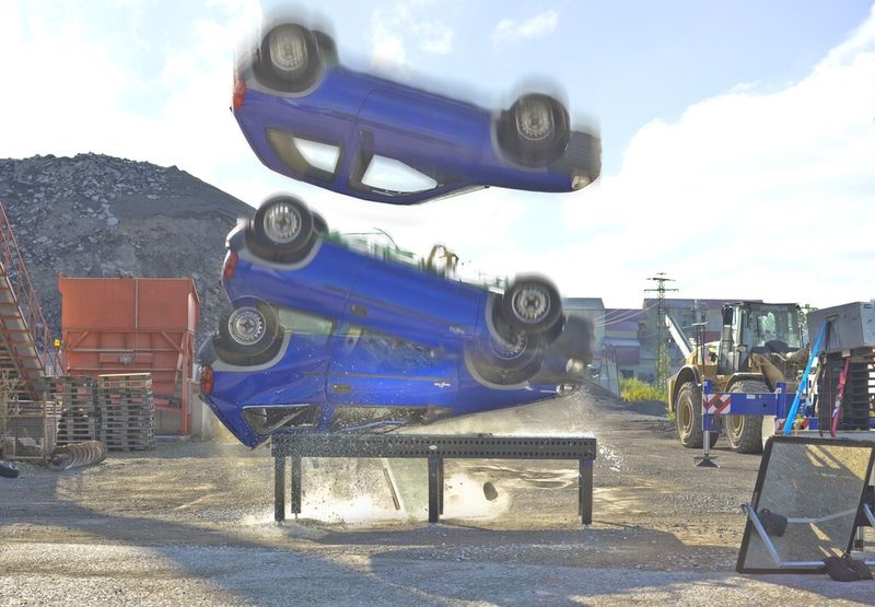Der Schweiß- und Spanntisch Professional Extreme übersteht auch den Aufprall eines mehr als 1 t schweren Autos. (Bilder: Siegmund)