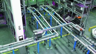 Zwei Varioflow-Kettenfördersysteme liefern im BMW-Werk Dingolfing sequenziell Hinterachs-Abtriebswellen aus dem Zwischenlager an die Montageplätze.Bilder: Bosch Rexroth (Archiv: Vogel Business Media)