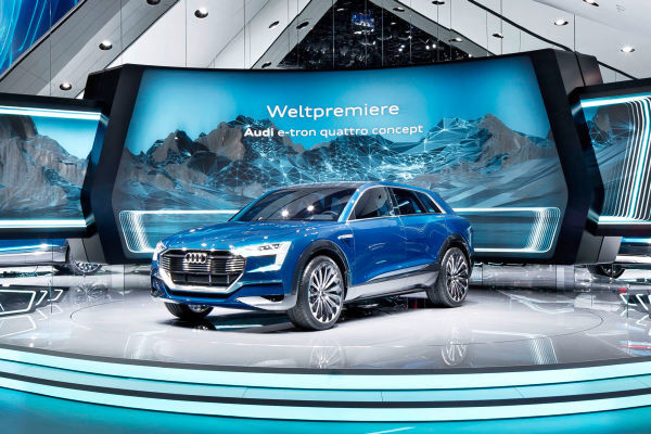 Der Audi e-tron quattro concept: ein rein elektrisch angetriebenes Konzeptfahrzeug mit 503 PS und 500 km Reichweite, das 2018 auf den Markt kommen soll. (Bild: Audi)