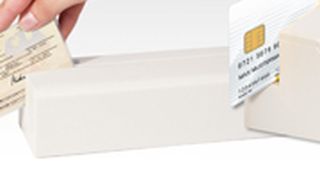 Reibungslose Erfassung persönlicher Daten mit dem Ausweis- und ec-/Kreditkartenlesegerät der Commerz Finanz GmbH. (Anette Goetz)