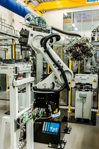 25 verschiedene Roboter sind bei Possehl Electronics in Niefern zur Herstellung von Steuergehäusen für die Automobilindustrie im Einsatz. (Kuka)
