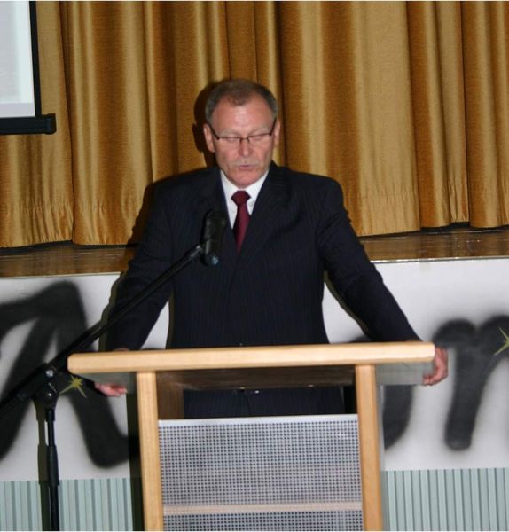 Schulleiter Frank Helzig hieß die Geburtagsgäste willkommen. (Archiv: Vogel Business Media)