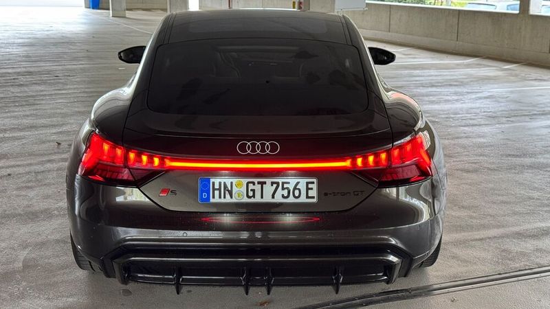 ... der muskulöse Hinterbau machen den E-Tron GT unverwechselbar und lassen ihn wie eine flache Flunder über die Straße gleiten. (Bild: Schreiner – VCG)