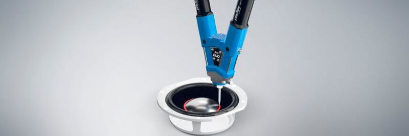 2K-Klebstoffauftrag in der Lautsprecherproduktion.(Bild:  Viscotec)