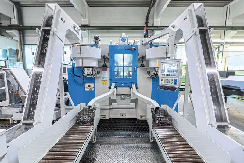 Mithilfe neuer Maschine sollen jährlich rund 1,5 Mio. Winkelverschraubungen, T-Verschraubungen und Kreuzstücke weitgehend automatisiert auf Basis von Schmiederohlingen hergestellt werden können.  (Walter Stauffenberg)