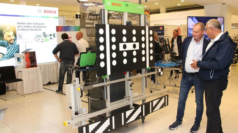 Einstellhilfen für die Sensoren und Kameras der Fahrerassistenzsysteme präsentierte BOSCH im Kongresscenter Koblenz. (Bild: Klasing)