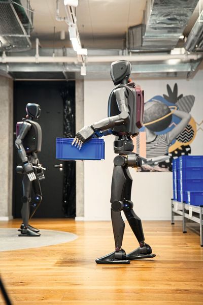 ichere Locomotion im Materialfluss: Dank fortschrittlicher Antriebs- und Steuerungstechnik können humanoide Systeme nicht nur sicher balancieren, sondern auch Nutzlasten in dynamischen Umgebungen transportieren. (Bild: Mentee Robotics)