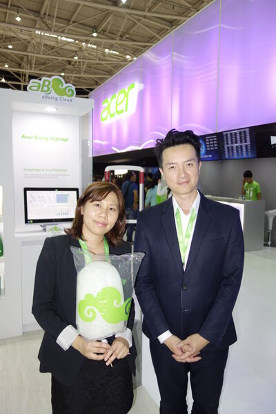 Fu Lo und Jeff Chou, ACER, halten eine Zucker-Wolke in den Händen. (Bild: IT-BUSINESS)