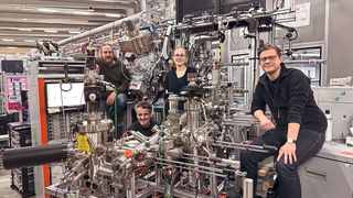 Ionenbeschuss schafft Quantenschalter! Von links: J. Buck, K. Rossnagel, A. Niggas und R. Wilhelm von der TU Wien beim Asphere III Setup am DESY in Hamburg. (Bild: TU Wien)