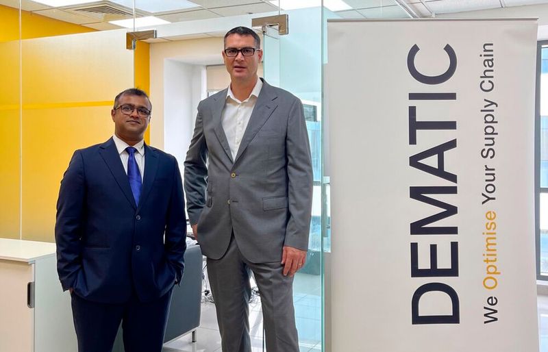 Dematic hat ein zweites Büro in Abu Dhabi eröffnet, das auch vom Dematic-Vertriebsteam in Dubai betreut wird: Mithun Perinchery (links), Head of Sales für den Mittleren Osten, die Türkei und Afrika, und Thomas Rosenau, Installation und Customer Service. Hier mehr dazu.