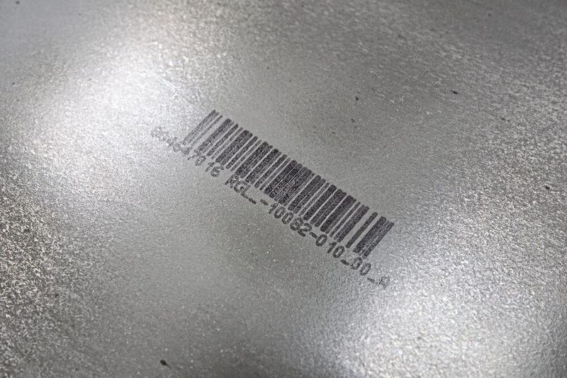 Navigation per Barcode: Anhand der zu Beginn eines Fertigungsauftrags mit Tintenstrahl gedruckten Kennzeichnung steuern die Blechteile sämtliche Bearbeitungsstationen und Fertigungsschritte in der digitalisierten Blechfertigung  (SMM Konrad Mücke)