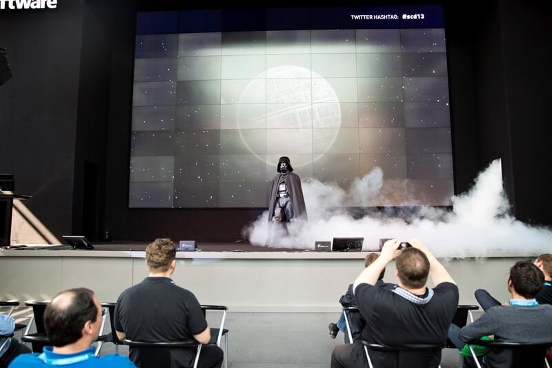 „Darth Vader“ betritt für eine Showeinlage die Bühne. (Shopware)