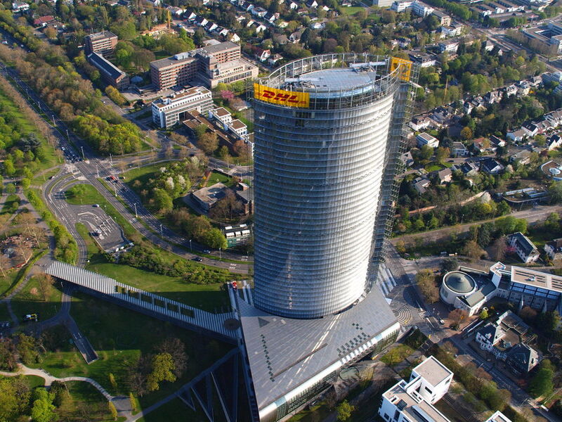 Platz 4: Deutsche Post mit einem Gehaltsgefälle von 71 (Das Bild zeigt den Post-Tower in Bonn aus der Vogelperspektive) (Von Wolkenkratzer - Eigenes Werk, CC BY-SA 3.0, https://commons.wikimedia.org/w/index.php?curid=25687313)