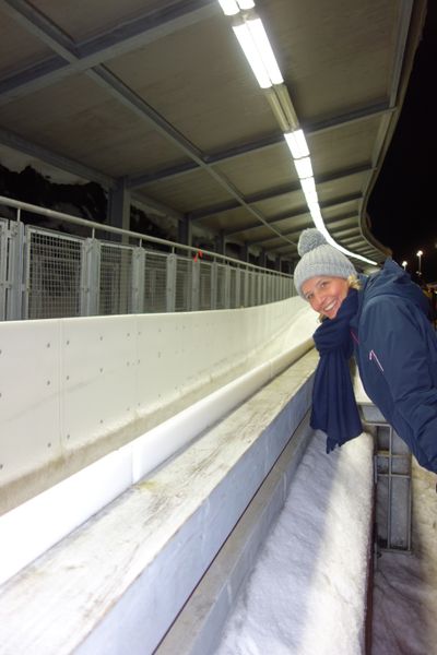 Stephanie Steen (IT-BUSINESS) nimmt die Bob-Bahn genau unter die Lupe. (Vogel IT-Medien GmbH)