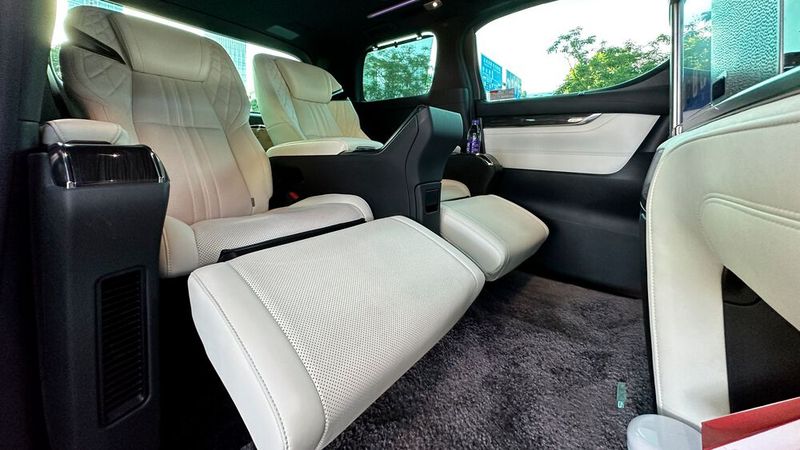 Die beiden Captain Chairs mit den eingenähten Kuschelkissen verfügen selbstredend über eine Klimatisierung und eine Massage-Funktion. (Bild: sp-x / Benjamin Bessinger)