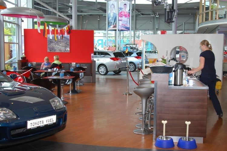 Im Autohaus Yvel in Düsseldorf lädt ein Bistro die Autohausbesucher zum Verweilen ein. (Foto: N. Rubbel)