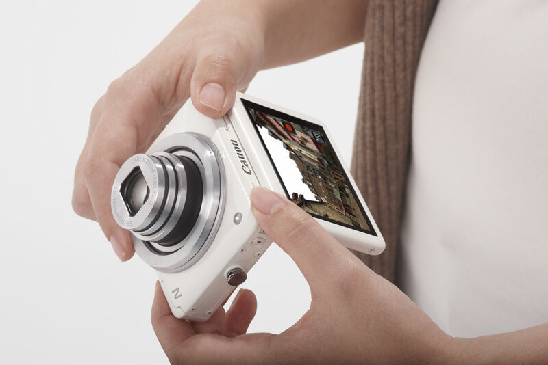 Bei Canons Powershot N steht der Touchscreen im Mittelpunkt: Die Kamera kommt ohne Knöpfe, Rädchen oder Griffe aus. (Bild: Canon)