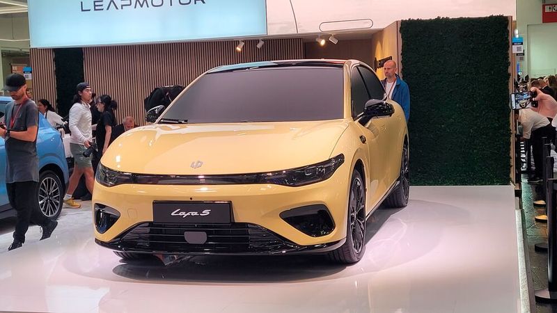 Eine Studie zeigte zudem, wie ein künftiges Kompaktmodell des chinesischen Stellantis-Partners aussehen könnte. (Bild: Wehner - VCG)