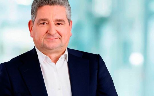 Der Thyssenkrupp-Chef Miguel López trat jüngst als Redner bei der Hauptversammlung des Konzerns auf. Dabei warb er bei den Aktionären für den geplanten Umbau des Unternehmens, weil dieser viele Vorteile bringen soll. Die Belegschaft sieht das etwas anders ...(Bild:  Thyssenkrupp)
