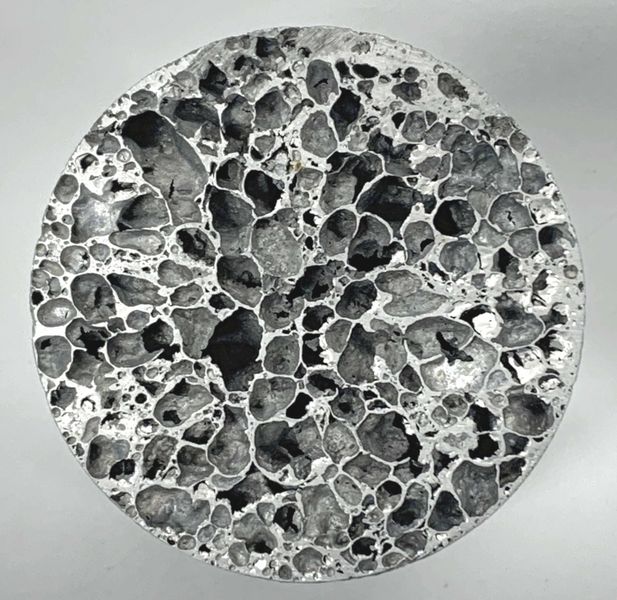 Aluminiumschaumzylinder auf Basis von gemahlenen Spänen: Aus aufbereiteten Spänen entsteht ein Aluminiumschaum mit vergleichbarer Struktur.. (Bild: Fraunhofer IWU)